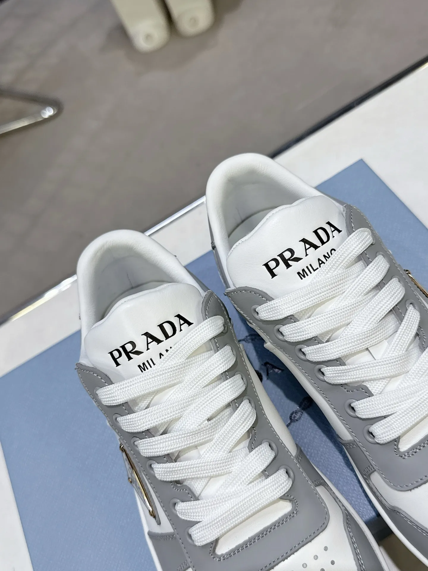 👟👟Ex-factory price 580👟👟 Couple style Prada Latest Downtown Bold series Triangle logo Casual sneakers White shoes Original purchase, development and production Downtown Bold sneakers are inspired by the basketball shoes of the 1980s, with a sporty design and exquisite details. Crafted from perforated leather, the statement platform sole provides a unique, modern style. The Prada logo is interpreted from different angles, decorated with the iconic enameled triangular metal logo, highlighting the unique classic style. Exquisite packaging at the delivery counter🛍📦 ▪️Fabric: Original custom imported first-layer cowhide ▪️Lining: Original imported soft sheepskin ▪️Outsole: Original open-molded rubber bottom material ▪️Size: Women's 35-40 Men's 39-45